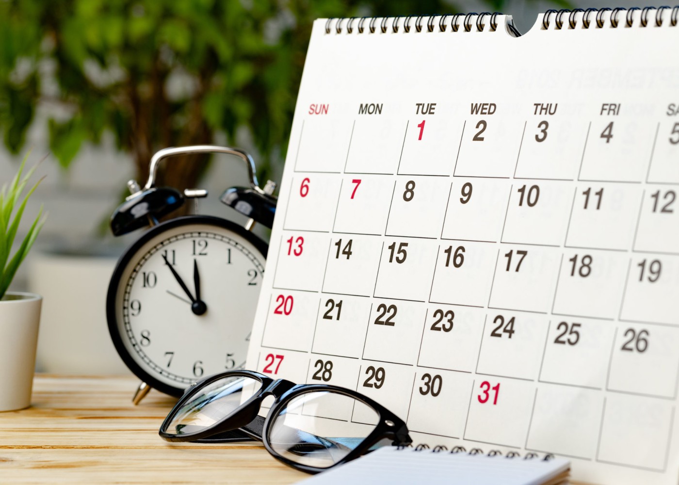 1701939079.1685002072_1666103910_calendar-page-on-wooden-office-desk-2048x1365 (2)